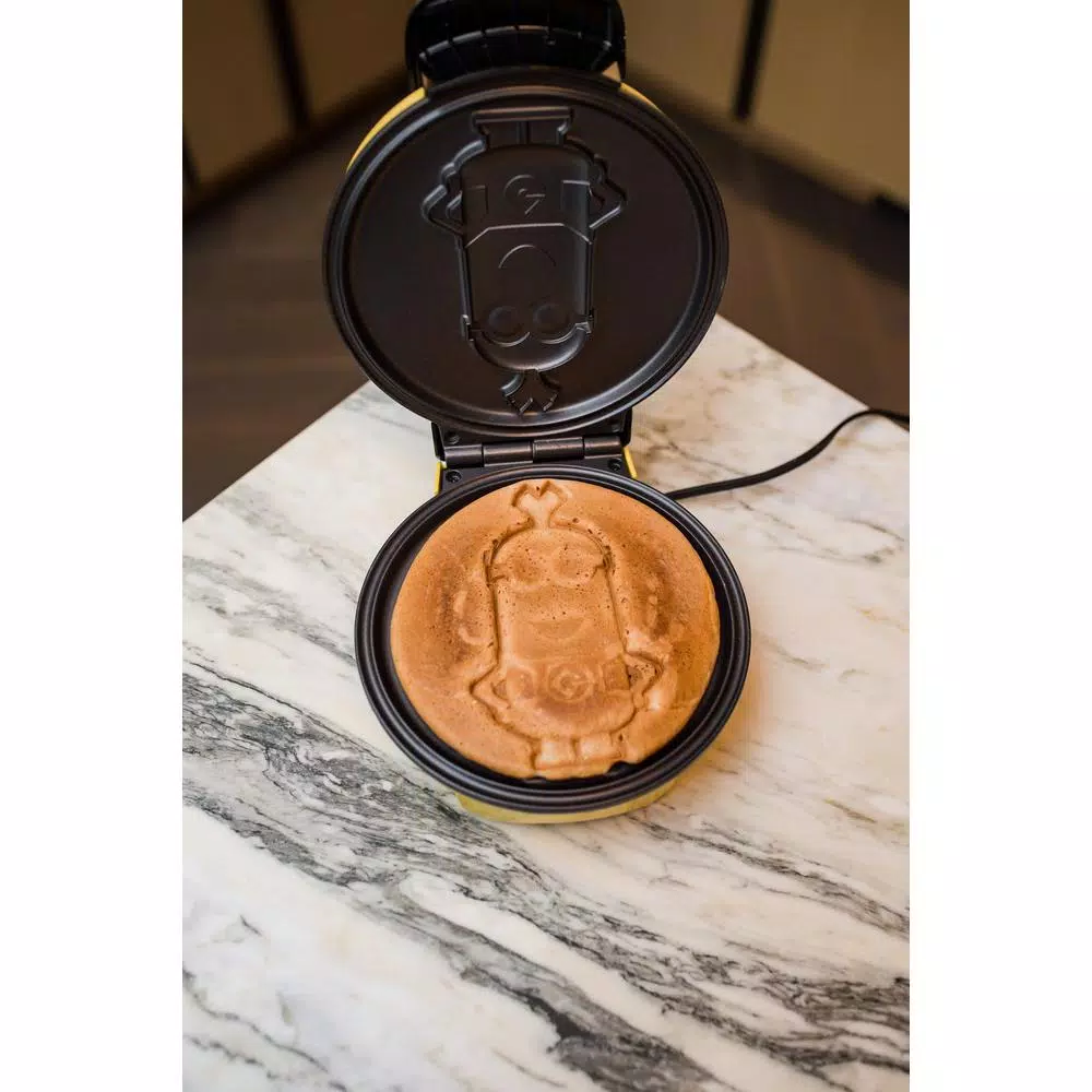 Best Sale π― Uncanny Brands Minions Kevin Classic Waffle Maker Yellow 𧨠- Image 5