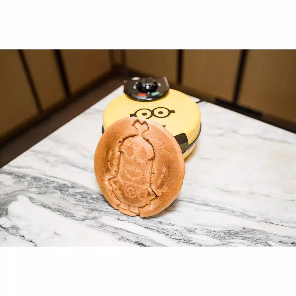 Best Sale π― Uncanny Brands Minions Kevin Classic Waffle Maker Yellow 𧨠- Image 6
